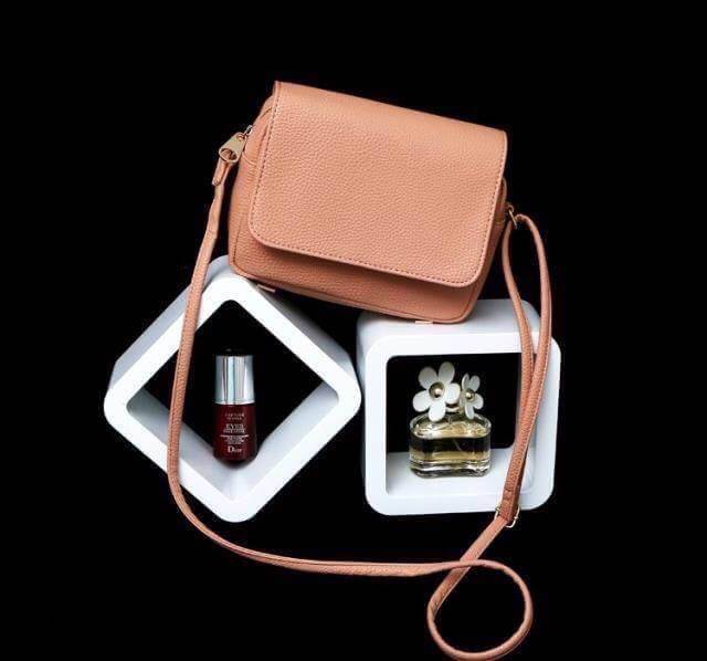 กระเป๋าสะพาย H&M รุ่น cross body bag มี 4 สี : ดำ , ชมพูนู๊ด , เหลือง , มิ้นท์