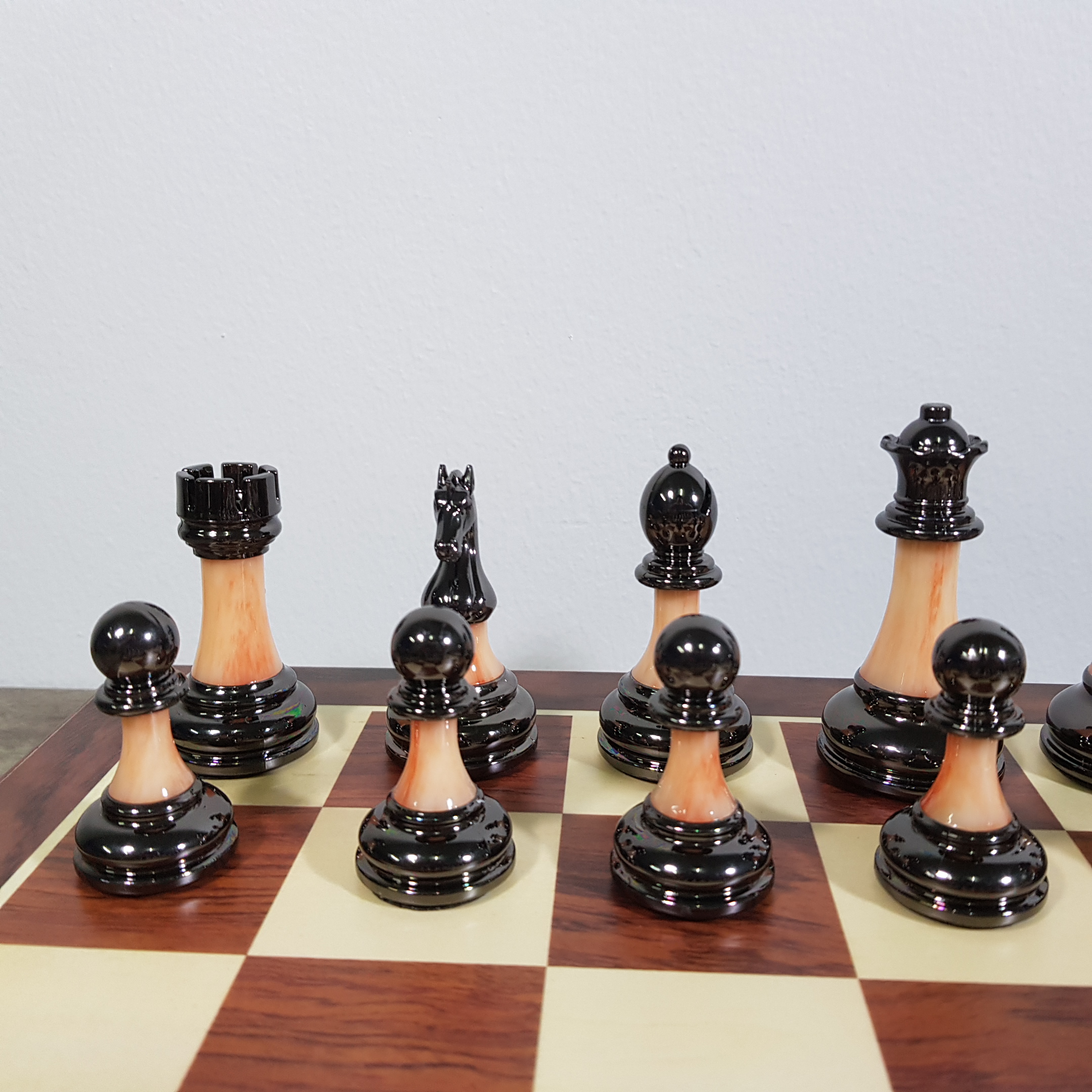 ชุดหมากรุกสากลไฮเอน(High End)ตัวอะคริลิคช่องขนาด 5x5 cm. ขนาดกระดาน45x45 cm.