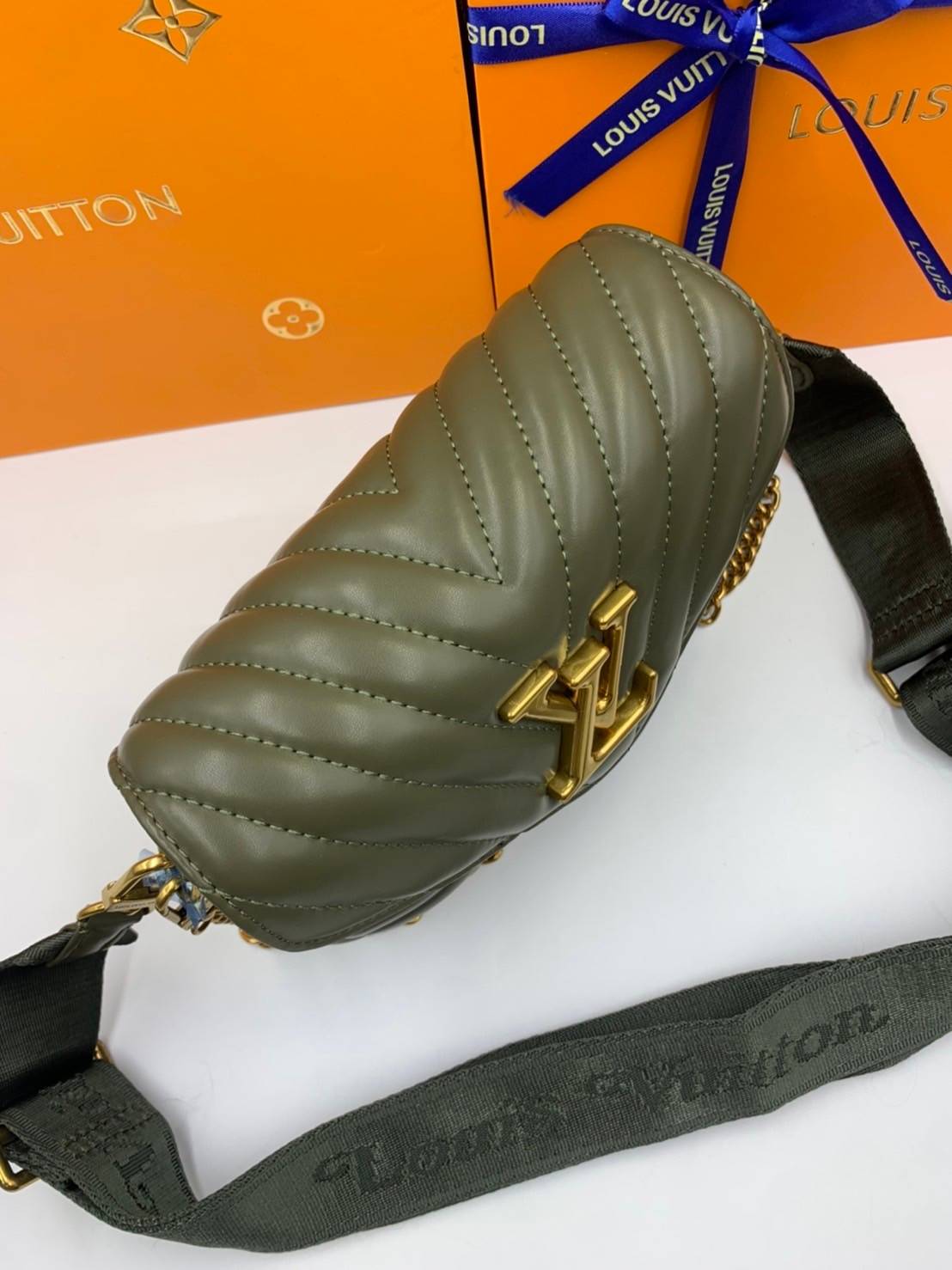 VIP GIFT 】LOUIS VUITTON NEW WAVE MULTI-POCHETTE (4colors)