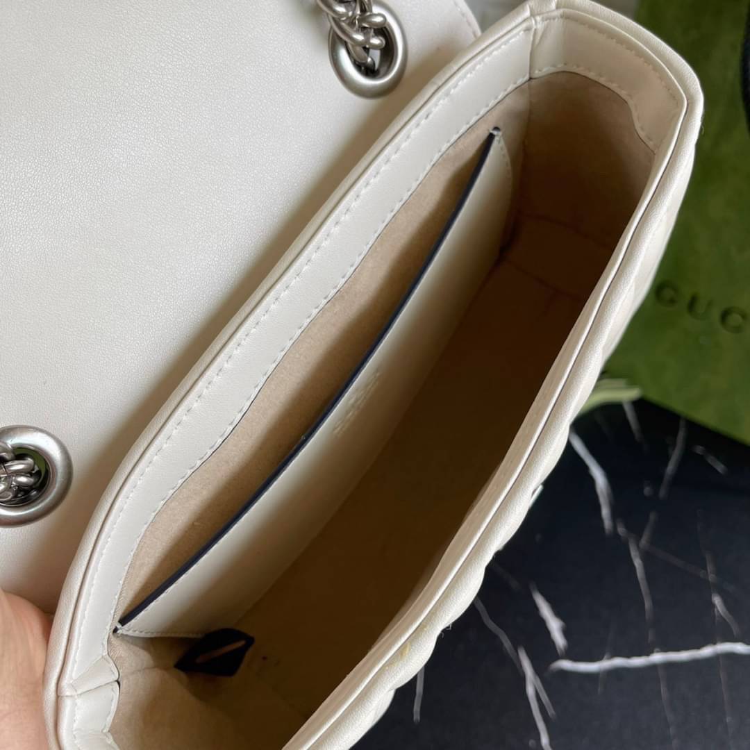 หนังแท้ GUCCI GG Marmont leather shoulder bag แบบใหม่ล่าสุด ราคานี้หนังแท้คือคุ้มมากเลยค่าสาวๆ ต้องจัดแล้วน้าา ยกระดับความหรูให้กับตัวเองกันหน่อย ด้วยกระเป๋ารุ่นนี้!! ครอสบอดี้ที่ดีไซน์หรู อัพเลเวล ในราคาที่จับต้องได้ พร้อมเสิร์ฟความสวยตรงถึงบ้านแล้วจ้า