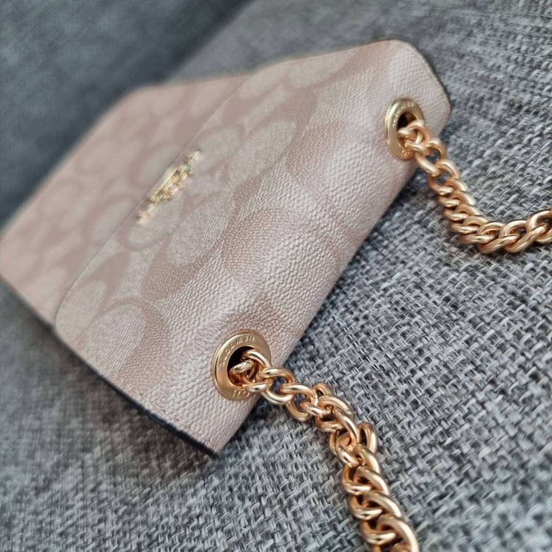 COACH NORTH/SOUTH PHONE CROSSBODY IN SIGNATURE CANVAS F55636 F39955 สุดคลาสสิคกับกระเป๋าสะพายเอนกประสงค์ Case phone ใส่โทรศัพท์มือถือได้ทุกรุ่น ดีไซน์ลายเอกลักษณ์ วัสดุหนังแคนวาสเคลือบลาย ฝาและภายในเป็นหนังสังเคราะห์เรียบ เปิด-ปิดด้วยกระดุม สายสะพายยาวประ