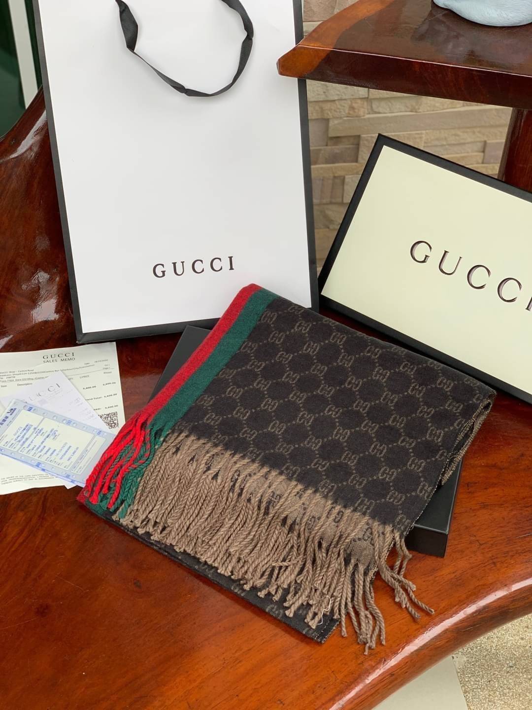 Gucci Classic Print Scarf แบรนด์ดังจากประเทศอิตาลี ด้วยงานพรีเมี่ยมกิ้ฟ ส่งมอบความรู้สึกดีๆให้กับคนที่คุณรัก ในรูปแบบผ้าพันคอและผ้าคลุมไหล่ผืนใหญ่สีสันไม่ฉูดฉาด เหมาะกับชุดที่เป็นทางการหรือลำลองก็ได้ เป็นผ้าที่ให้ความอบอุ่น ถักทอด้วยผ้าcashmere ผ้าเนื้อดี