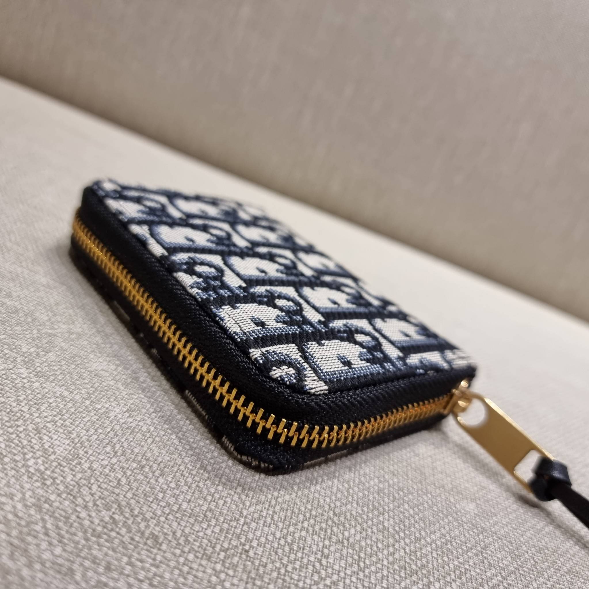 VIP 】CD ZIP AROUND SHORT WALLET WITH GWP กระเป๋าสตางค์ใบสั้นซิปรอบ พรีเมี่ยมกิ๊ฟจากเคาน์เตอร์ วัสดุผ้าแคนวาสปักลาย สลับหนังแท้ภายใน ดีไซน์เรียบหรู ผู้ดีที่สุด!! ภายในมีช่องใส่บัตร ใส่ธนบัตรได้ (แบบพับ) หรือจะพกไว้ใส่เหรียญ สะดวกใช้มากๆ มาพร้อม box set ในร