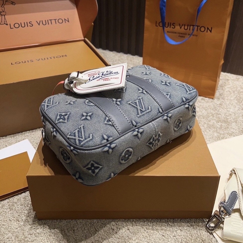 LV Denim Camera Box Bag กระเป๋าสะพายทรงกล่อง งานเดนิมฟอก คอลใหม่สุดคลาสสิก สวยเท่ห์มาก ปั้มลายโมโนแกรมนูนสวยโด่ดเด่น