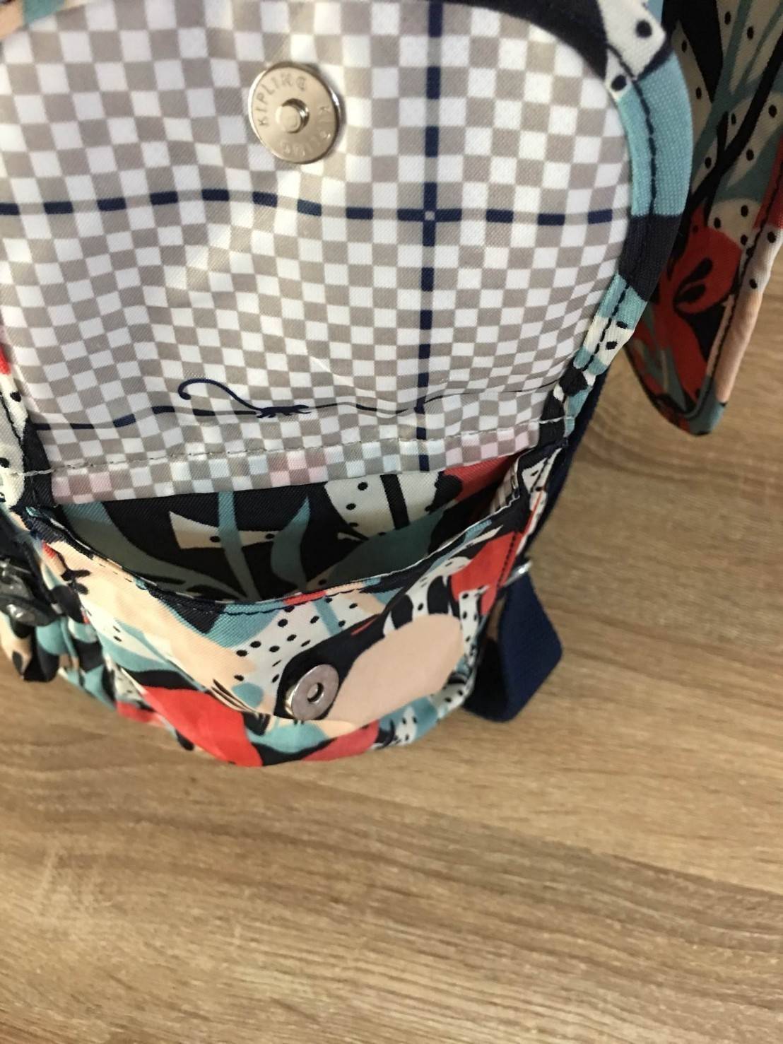 กระเป๋า Kipling รุ่น City Pack ไซส์ L ขนาดใหญ่พอเหมาะสำหรับการเดินทาง มาพร้อมช่องกว้างขวางจุสัมภาระของคุณได้อย่างจุใจ และช่องจัดเก็บอีกหลากหลายรูปแบบ ดีไซน์ลวดลายนำสมัย เติมแต่งสีสันและชีวิตชีวา นับเป็นอีกหนึ่งกระเป๋าเป้ที่พร้อมให้คุณได้สะพายออกไปข้างนอกไ