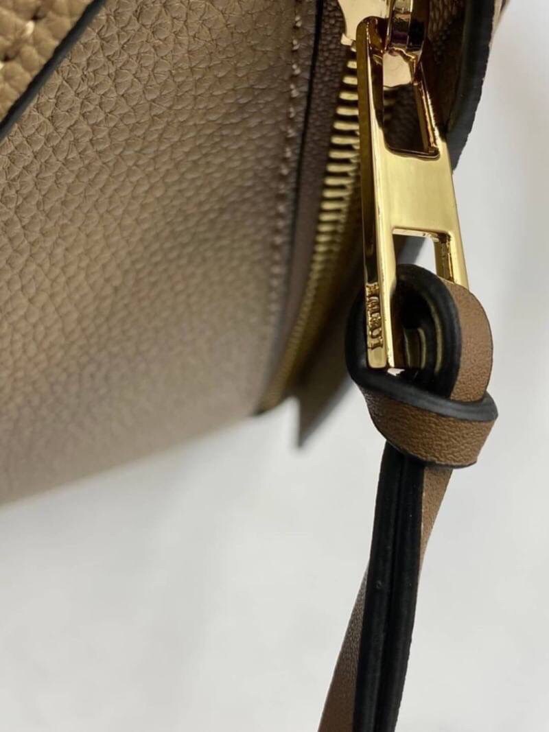 VIP GIFT 】หนังแท้ Loewe Small Hammock bag in pebble grain calfskin A multifunctional bag with supple side panels that release to change its shape. Looped straps allow the bag to be worn in multiple ways. This small version is in pebble grain calfskin.