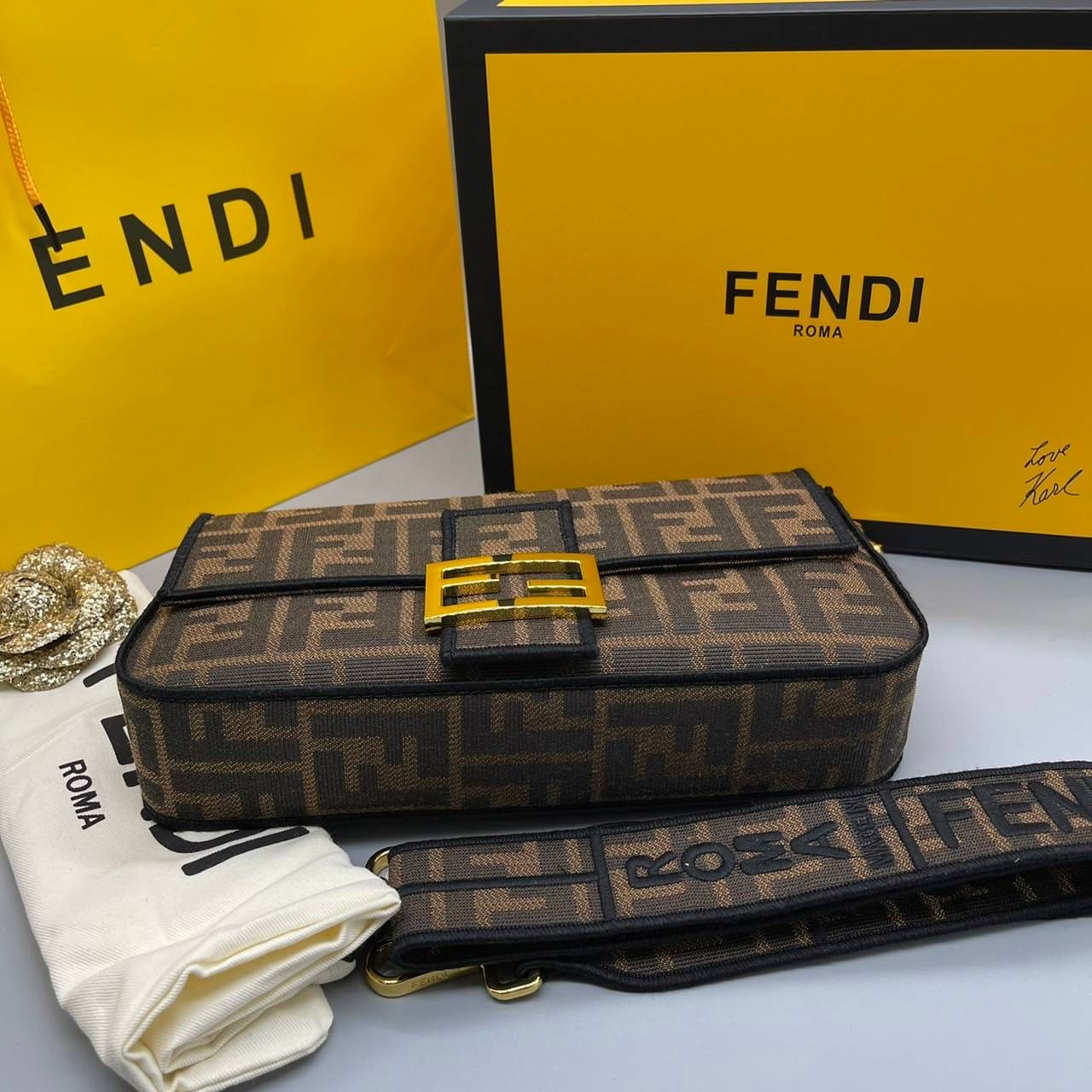 MEDIUM || FENDI VINTAGE BAGUETTE SHOULDER BAG 2size ORI Grade ใช้งานต่างประเทศได้ กระเป๋าสะพายทอลายโมโนแกรม อะไหล่ทองหรูหรา มี 2 ขนาด ทนทาน มาพร้อมสาย 2 แบบ สำหรับคล้องแขน และสายครอสบอดี้ เปิด-ปิดด้วยกระดุมแม่เหล็ก ภายในเป็นช่องโล่ง ใส่โทรศัพท์ พร้อมเสิร์