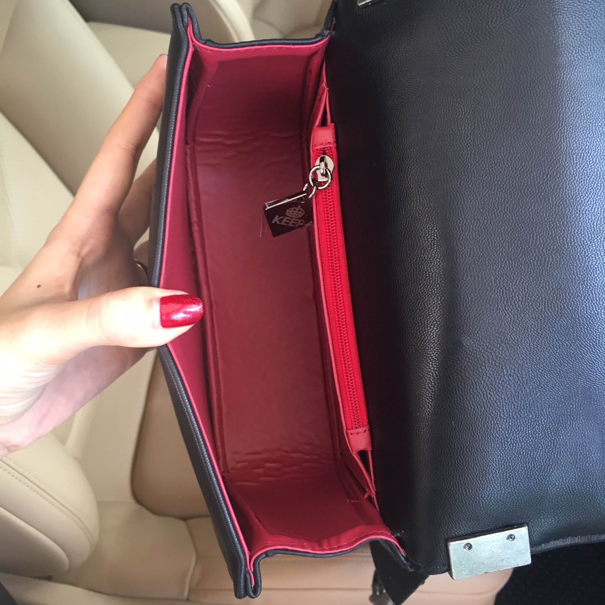 ใหม่ Size 8 นิ้ว มินิๆ น่ารักมาก ทางร้าน ได้กระเป๋า จากแบรนด์ KEEP รุ่น KEEP shoulder Luxury Quited bag สวย หรู เท่ มากๆ เลยน๊า กระเป๋าอยู่ทรง หนังแกะสังเคราะห์นิ่มตึงสวยมากคะ สายโซ่ มีที่รองไหล่ สะพายสบายคะ สายปรับ สั้น ยาวได้คะ ใบจริงสวยมาก เข้ากับชุดได