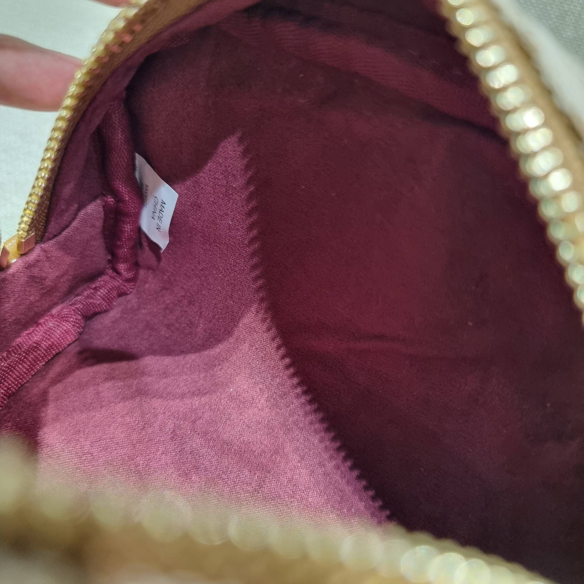 TORY BURCH T MONOGRAM JACQUARD MINI COSMETIC CASE ใหม่ล่าสุด กับกระเป๋าเอนกประสงค์ ที่ไม่ว่าจะไว้ใส่เครื่องสำอางค์ หรือจะไว้พกจำเป็นเช่น เงิน หรือกุญแจต่างๆ น้องใบนี้จัดให้ได้หมด สวยหรู ขนาดเหมาะมือ ถือแล้วขับผิว วัสดุผ้า jacquard รูดเปิด-ปิดด้วยซิป ภายใน