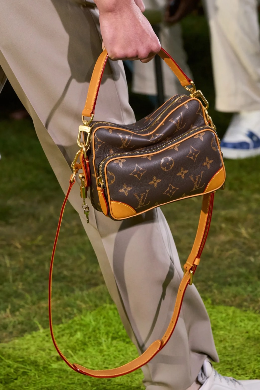 LV Nil bag Monogram Canvas กระเป๋าสะพายทรงแมสเซ็นเจอร์สไตล์วินเทจ ครอสบอดี้รุ่น Nil หรูหรา พิมพ์ลาย โมโนแกรมพาตินา VVT ช่วยขับเน้นลุควินเทจให้โดดเด่น