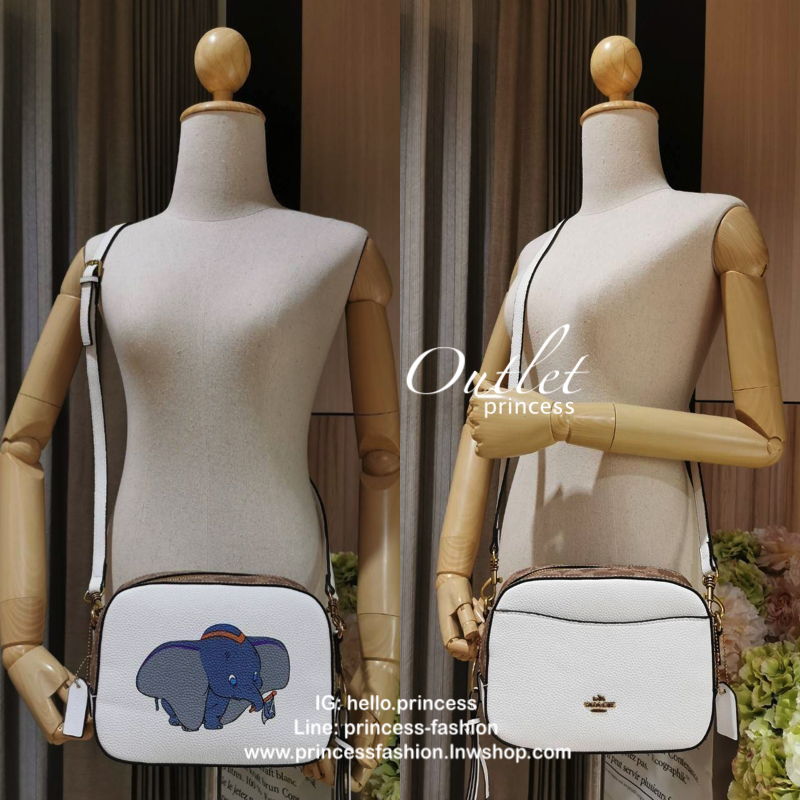 DISNEY X COACH Crossbody Bag 2019 New collection & Limited collection กระเป๋าสะพายขนาดกำลังน่ารัก วางอยู่ทรง วัสดุหนัง ลายตัวการ์ตูน Disney 3 charactors เปิดปิดด้วยซิป ภายในโล่ง ใส่ wallet ยาว มือถือได้ทุกรุ่นมีช่องเล็ก และช่องซิป พร้อมสายสะพายยาว ถอด ปรั