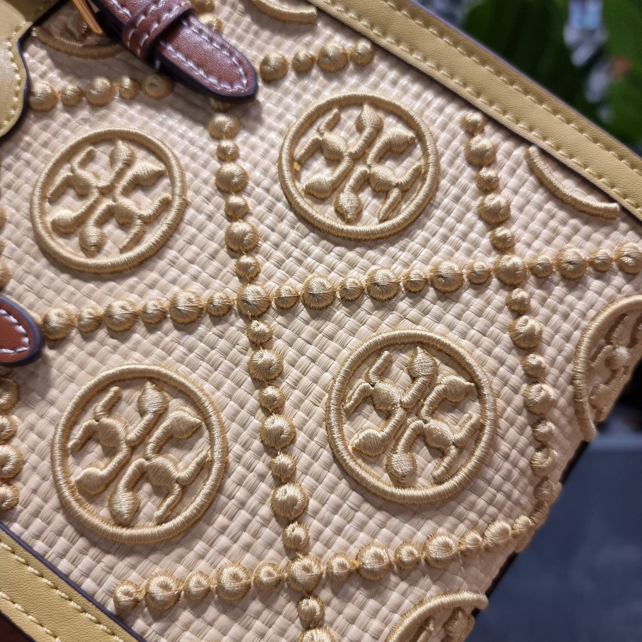 TORY BURCH T MONOGRAM STRAW MINI TOTE สวยสุด ดูแพงสุด!! ต้องยกให้เลย กับไอเท็มนี้ กระเป๋าสะพายทรงโท้ท ไซส์มินิ มีลูกเล่นที่ดีเทลเยอะมาก ด้วยงานฝีมือปักสานด้วยวัสดุจากกธรรมชาติ ถักทอเป็นลายเส้นขึ้นลายนูน ตัดขอบด้วยหนังแท้ และยังโดดเด่นด้วยหูจับในตัวโทนสีอุ