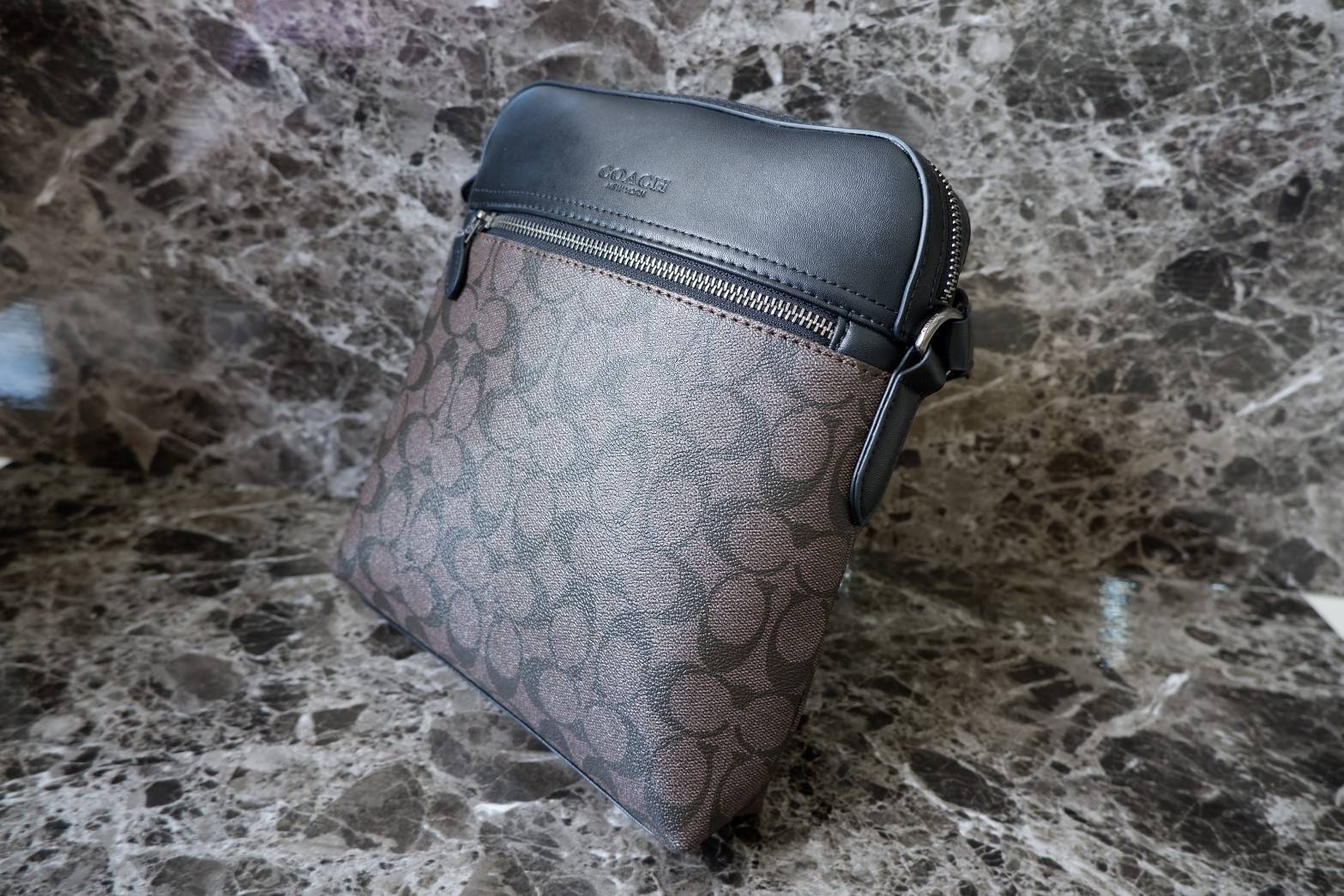 COACH Men Houston Signature Messenger Bag กระเป๋าสะพายข้าง crossbody หนังลาย signature brand เปิดปิดด้วยซิป ภายในโล่งใส่ wallet ยาว, mini iPad และของใช้ได้ มีช่องเล็ก และช่องซิป สายสะพายปรับได้ค่ะ