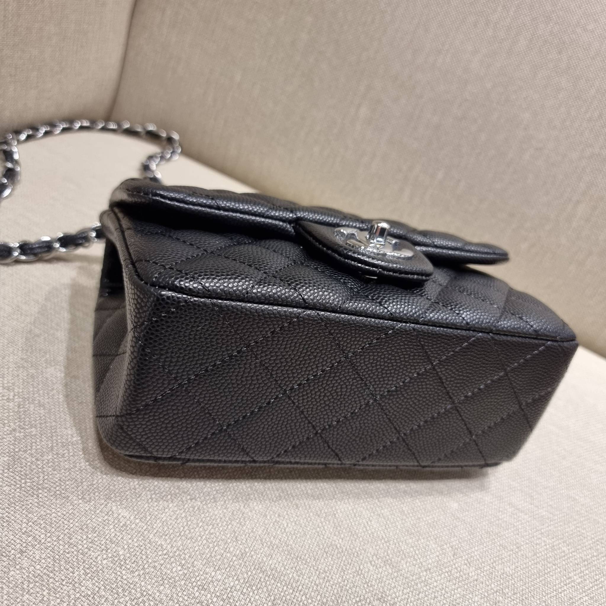 VIP 】3สี คัมแบคทูสต็อค!! จัดมาแน่นๆ พร้อมสีรับความเฮง!! พรีเมี่ยมจากแบรนด์ Chanel vip สุดพิเศษจากเคาน์เตอร์ กระเป๋าสะพาย หนังสังเคราะห์ลายคาร์เวีย หรูหราทั้งอะไหล่เงินและอะไหล่ทอง สะพายแล้วขับผิวมากๆใบนี้ เปิด-ปิดกระเป๋าด้วยตัวบิดล็อค ภายในกระเป๋าบุหนังสี