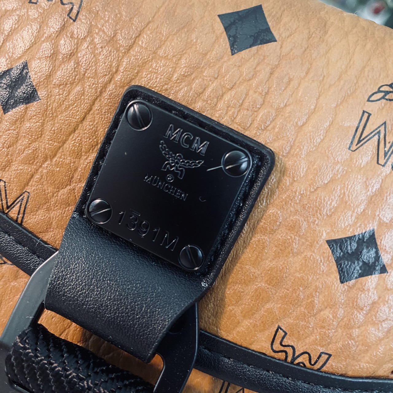 M.C.M Small Aren N/S Crossbody in Visetos Cognac คอลใหม่เอาใจหนุ่มๆ สั่งก่อนหล่อก่อนน้าา!! กับกระเป๋าสะพายข้างสุดชิค ที่ดูดีมีเสน่ห์มากๆ เห็นแล้วก็ต้องหลงแน่นอน