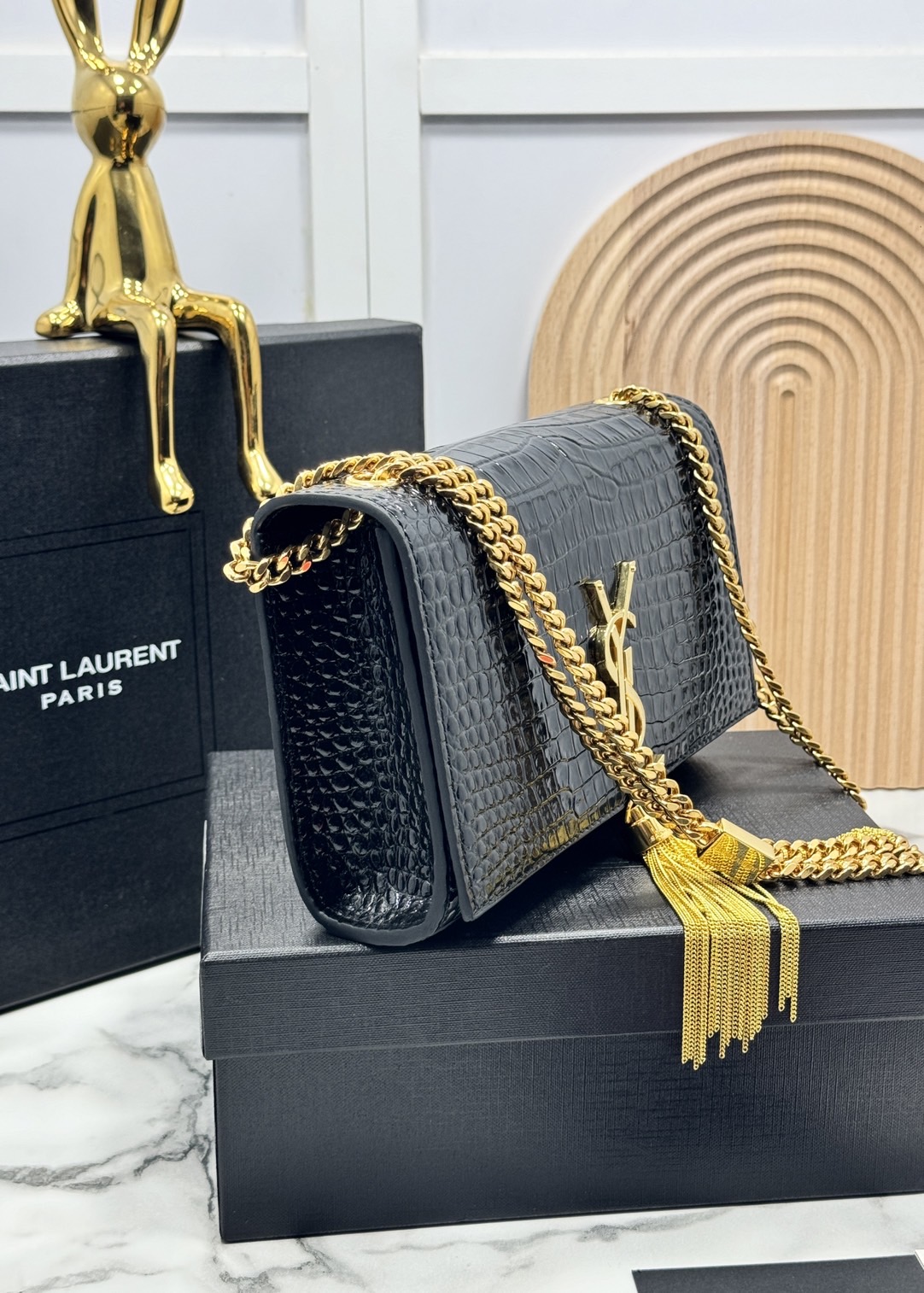 ORI หนังแท้ | 20cm Ysl Kate Croc Tassel Bag / YSL Woc Bag กระเป๋าสะพายทรง woc เรียบหรูดูแพงที่แท้จริง งานหนังลายจรเข้เต็มใบโดดเด่นด้วยโลโก้แบรนด์สุดหรู พร้อมพู่ห้อย รุ่นฮิตลอดกาลดูดีมีระดับ
