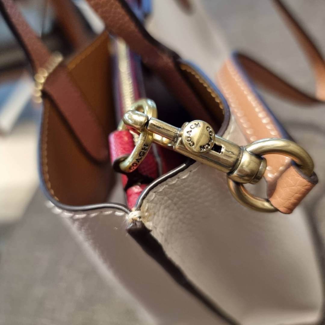 COACH C8561 C8869 WILLOW TOTE 24 IN COLOR BLOCK น้องสาวลุคลูกคุณมาแล้วจ้า กระเป๋าถือ/สะพาย ดีไซน์คัลเลอร์บล็อค ลงตัว เรียบหรู ใบจริงคือผู้ดี๊ผู้ดี ใช่ได้ทุกๆโอกาส วัสดุหนัง pepble อยู่ทรง เปิดปิดด้วยตัวบิดล็อค และอีกฝั่งเป็นกระดุมแม่เหล็ก ภายในโล่งกว้าง ใ