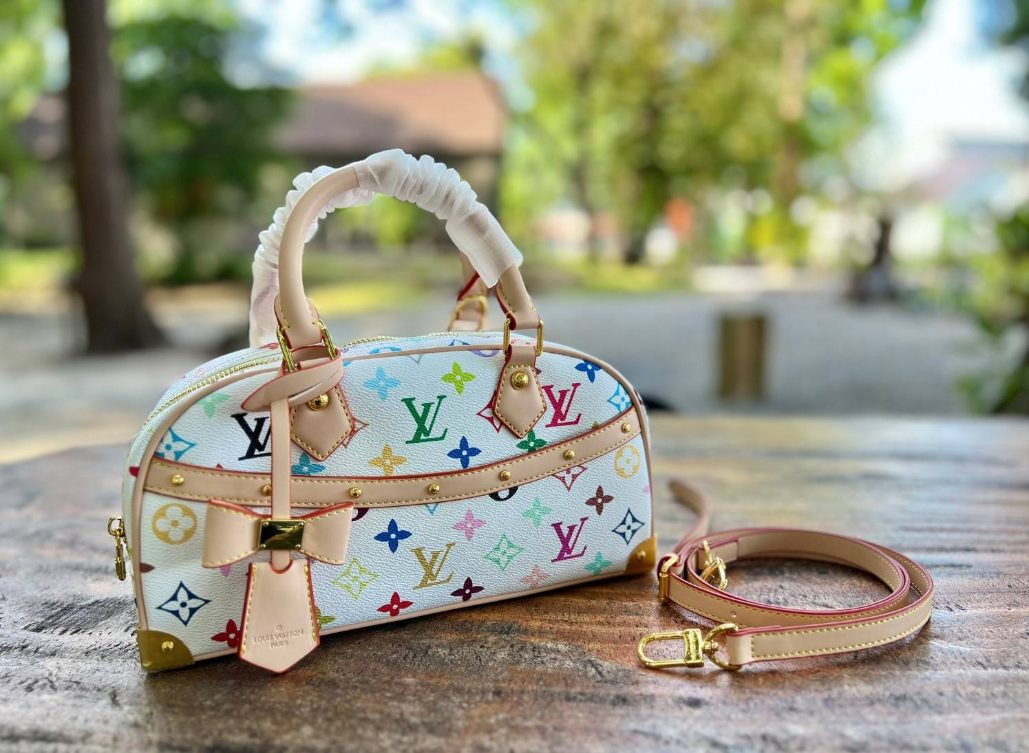 ORI หนังแท้ | LV x TM Handbag East West Murakami ซีซั่นนี้จะเป็นรุ่นไหนไปไม่ได้นอกจากรุ่นใหม่ล่าสุด พิมพ์ลายโมโนแกรมทั้งใบทรงล้ำสมัย หนังแท้นิ่มอย่างดี ประดับด้วยหมุดโลหะสีทองสุดหรูค่ะ