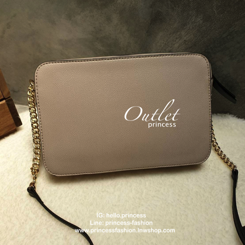 กระเป๋าสะพายข้าง guess ทรงสวย ด้านหน้าติดโลโก้แบรนด์ ลายสวยงาม สายยาวตัดแต่งโซ่และหนัง สามารถปรับความยาวได้ ตัวจับซิป มีกุญแจตีแบรนด์เพิ่มความโก้หรู ซิปเปิดง่าย ด้านในมีช่องซิป และช่องเสียบบัตร ติดโลโก้แบรนด์ บุผ้าแบรนด์ทั้งใบ สวย คุ้มราคา