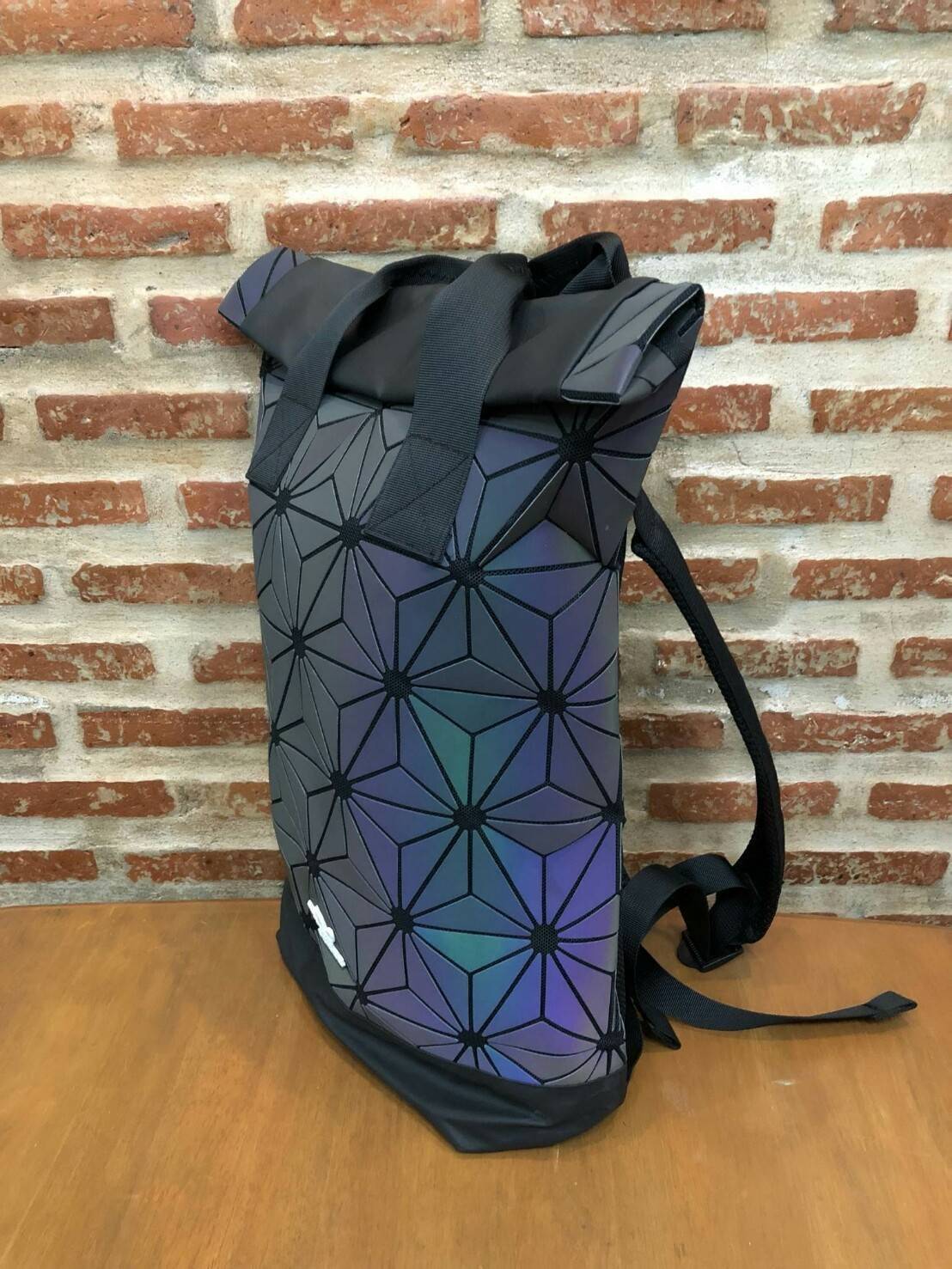 Adidas Originals BP Roll Top 3D Mesh 2017 Backpack Bag DH0100 กระเป๋าเป้สะพายหลัง สีใหม่ ดีไซน์แบบ 3 มิติ วัสดุ polyurethane ใช้ลูกเล่นของเหลี่ยม และมุมเชื่อมเข้าหากัน การออกแบบกระเป๋าเป็นเหมือนถุงทรงสูง ส่วนปากกระเป๋า เปิดปิดแบบตีนตุ๊กแกม้วนพับ และติดกระ