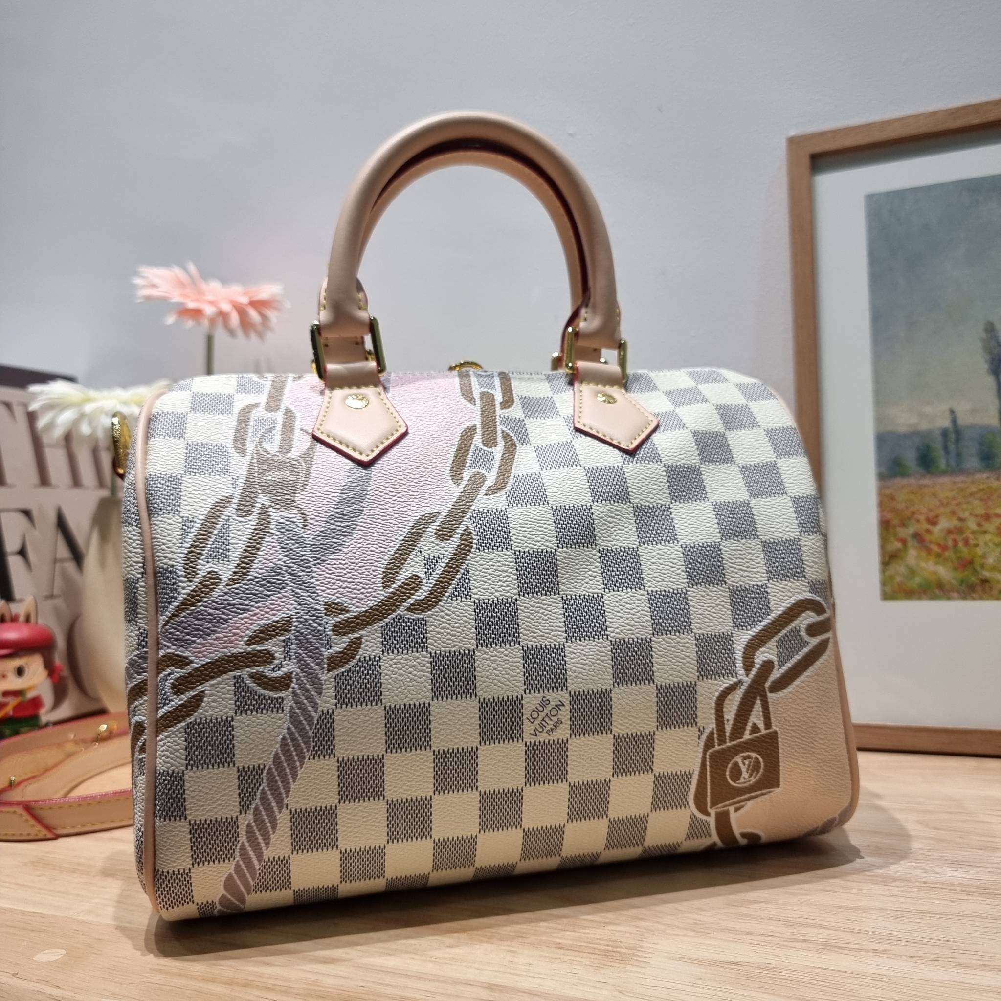 LV Speedy Bandoulière 25 Damier Azur กระเป๋าทรงหมอน รุ่นท็อปฮิต กับดีไซน์ใหม่ต้อนรับฤดูร้อน โดดเด่นด้วยวัสดุแคนวาสตกแต่งลายพิมพ์ไม่เกร่อ วัสดุหนังแคนวาส