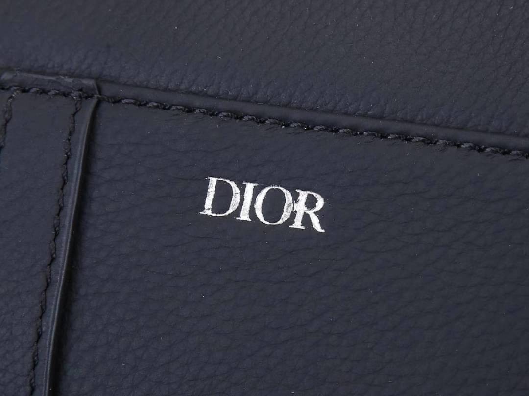CHRISTIAN DIOR BLACK GRAINED CAFLSKIN MINI SADDLE BAG / Dior Men Bag เกรดใช้งานสลับของแท้ เกรดออริจินอล ภาพสินค้าถ่ายจากงานขายจริง ใช้งานต่างประเทศได้