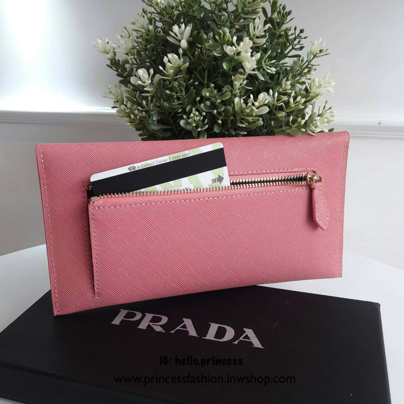 New Arrival~~ กระเป๋าสตางค์ยาวแบบพับ **ทรงหรู จากงานพรีเมี่ยมกิ้ฟ จากเคาเตอร์ต่างประเทศ จากแบรนด์ PRADA ลายหนัง saffiano ของแท้ 100% เปิดปิดฝาพับ มีช่องใส่บัตร 6 ช่อง ด้านในมีช่องใหญ่2ช่อง ใส่ได้ถึงแบงค์พัน หรือจะใส่มือถือได้ถึง Iphone+ และช่องซิปใส่ของจุ