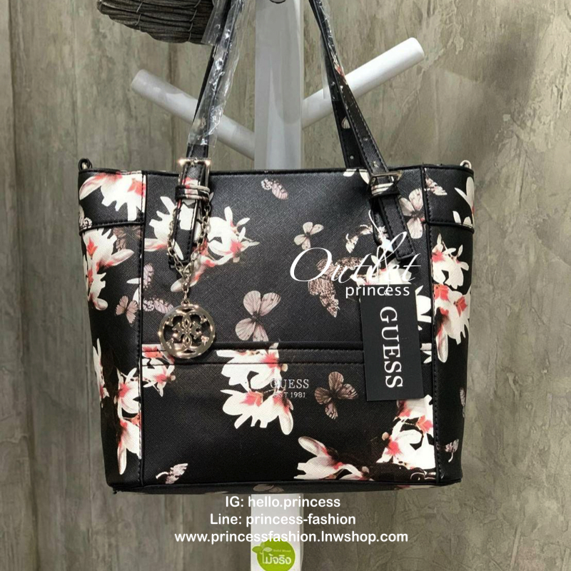 GUESS Women's Medium Floral Tote Bag กระเป๋าถือ คล้องไหล่หรือสะพาย ขนาดกลาง วัสดุหนังpu ลายดอกไม้ชนิดต่างๆรอบใบ เปิดปิดใช้งานด้วยซิปเดียวด้านบน ภายในมีกว้างใส่กระเป๋าสตาวค์ยาว มินิไอแพคได้ หูจับและสายสะพายปรับระดับได้ มาพร้อมกุญแจโลโก้guess สวยน่ารัก