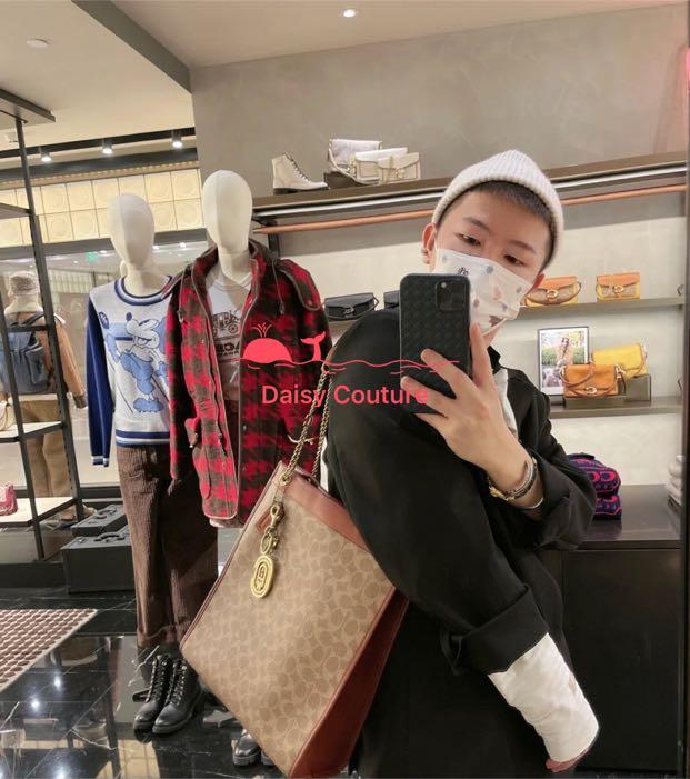 Coach women totes bag C6620 คอลเลคชั่นใหม่ล่าสุด กระเป๋าสะพายทรงโท้ท ดีไซน์คลาสสิคใช้งานได้บ่อยหลากหลายโอกาส ภายในกระเป๋าเป็นช่องโล่ง ใส่ของสำคัญได้ครบ สายสะพายหนังสลับโซ่ อัพความหรูไปอีก สะพายใบนี้บอกเลยว่าไม่ซ้ำใคร ถ่ายรูปสวย ไปเที่ยวคาเฟ่ชิคๆ รับรองได้