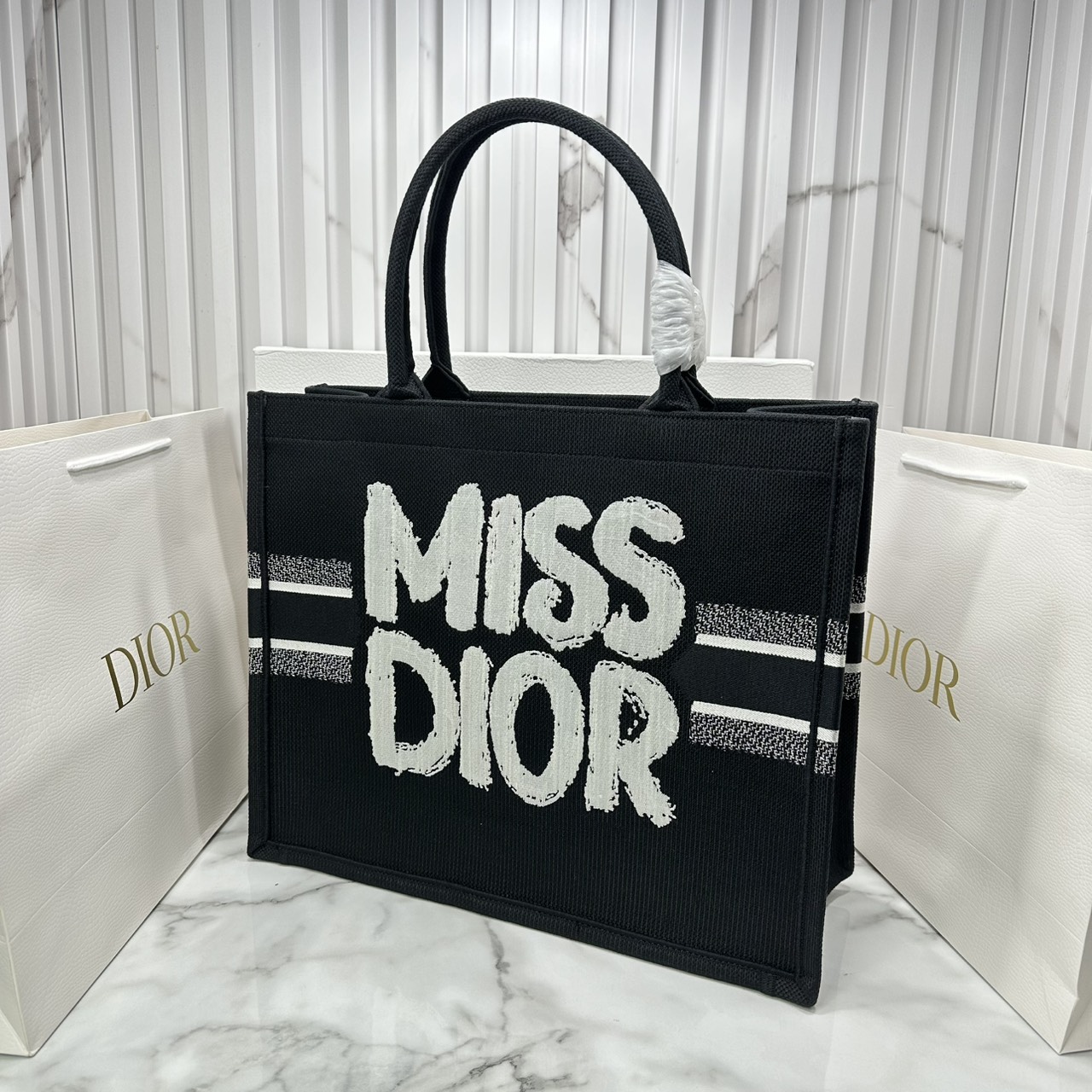 ORI หนังแท้ | Dior BookTote Black Miss Dior Embroidery Tote Bag กระเป๋าทรงโท้ทคอลใหม่ โทนดำคลาสสิก สวยงามและหรูหรา