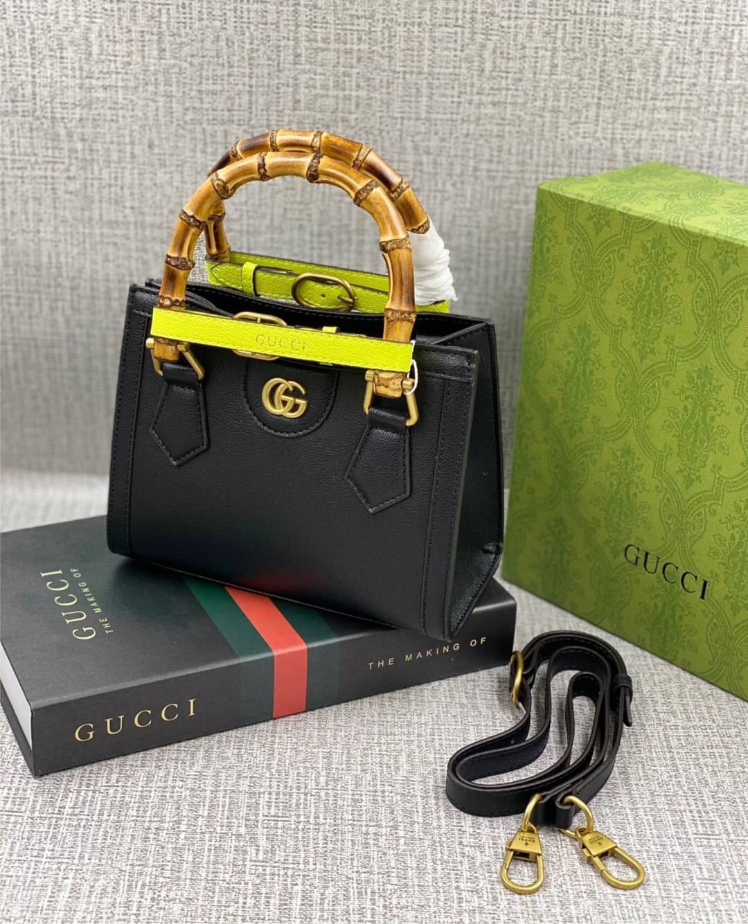 VIP GIFT 】หนังแท้ GUCCI Diana mini tote bag กระเป๋างานหูไม้ไผ่สุดคลาสสิก ดีไซน์มาใหม่พร้อมเข็ดขัดหนังสีสะท้อนแสงประดับตรงหูกระเป๋า ขนาดมินิกำลังน่ารักเลยค่ะ วัสดุหนังแท้ อะไหล่ทอง งานสวยตั้งอยู่ทรง มีสายสะพายยาว 1เส้น สามารถปรับระดับได้-ถอดได้ งานเก๋ไก๋ที