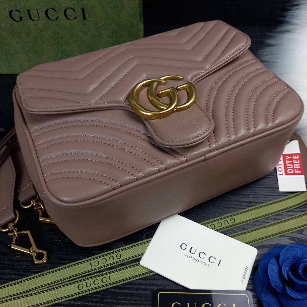 VIP GUCCI GG MARMONT TOP HANDLE SHOULDER BAG / BOLSA GG MATELASSE กระเป๋าถือ กระเป๋าสะพาย คอลเลคชั่นสุดหรู มาพร้อมสายสปอร์ตสะพายยาว สามารถปรับระดับได้ ถอดได้ เป็นอีกรุ่นที่โดดเด่นมากๆ การใช้งานคล้องตัวสุดๆ โดดเด่นด้วยโลโก้ GG ขนาดใหญ่เป็นเอกลักษณ์