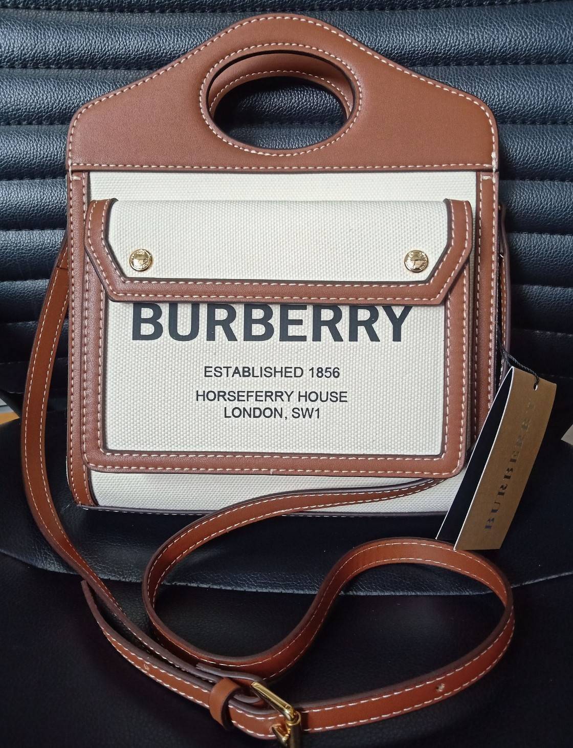 VIP 】BURBERRY FRAGRANCES CROSSBODY BAG VIP GIFT WITH PURCHASE (GWP) พรีเมี่ยมกิ๊ฟ Limited Edition จาก BURBERRY PERFUME วัสดุ Canvas & Leather ทรงเหลี่ยม ดีไซน์สวยหรูอยู่ทรง