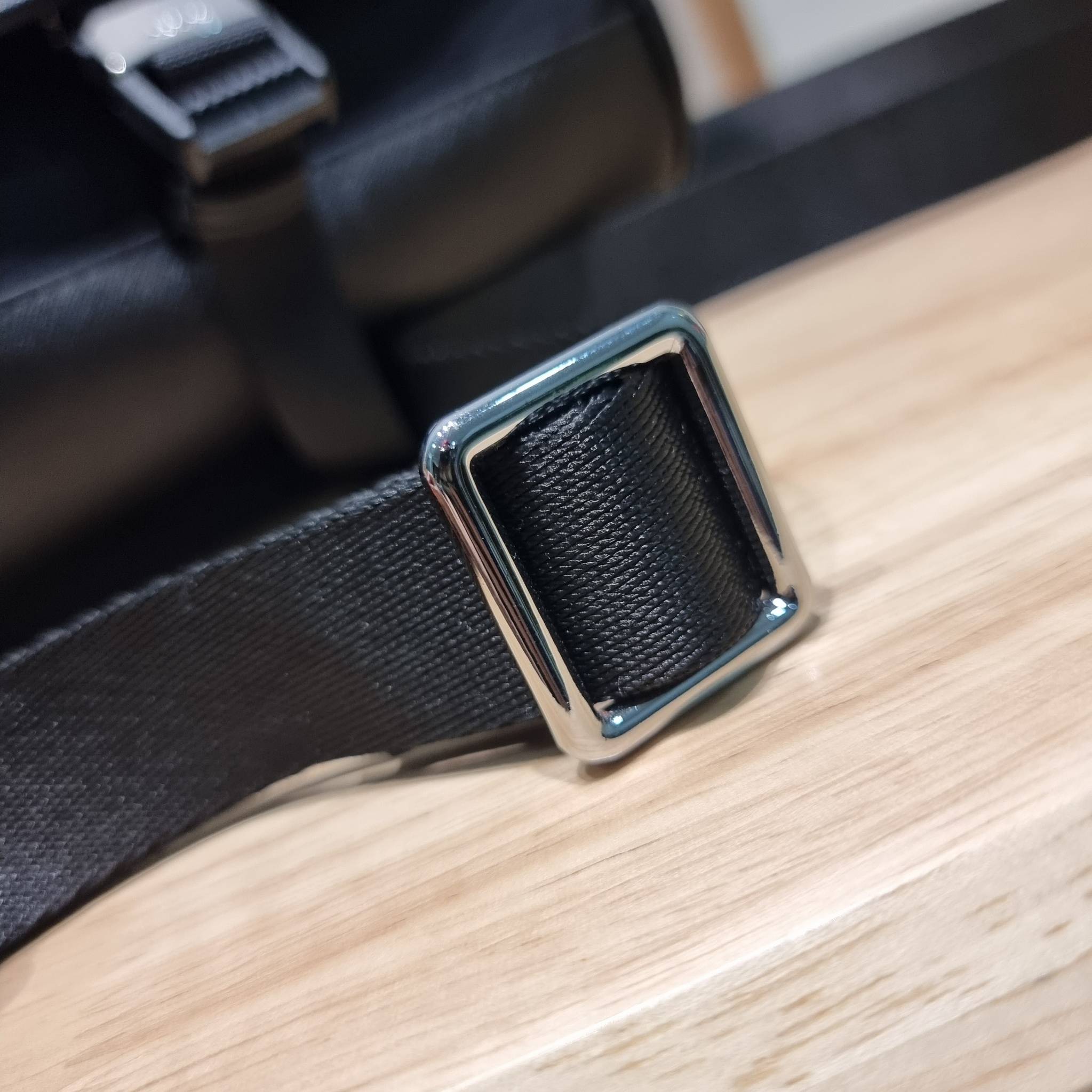 PRADA RE-NYLON AND SAFFIANO LEATHER SMARTPHONE CASE / PRADA Messenger Bag กระเป๋าสะพายสปอร์ต ดีไซน์หรู เรียบง่าย ดูแพง น้ำหนักเบา สายสะพายถอดออกได้