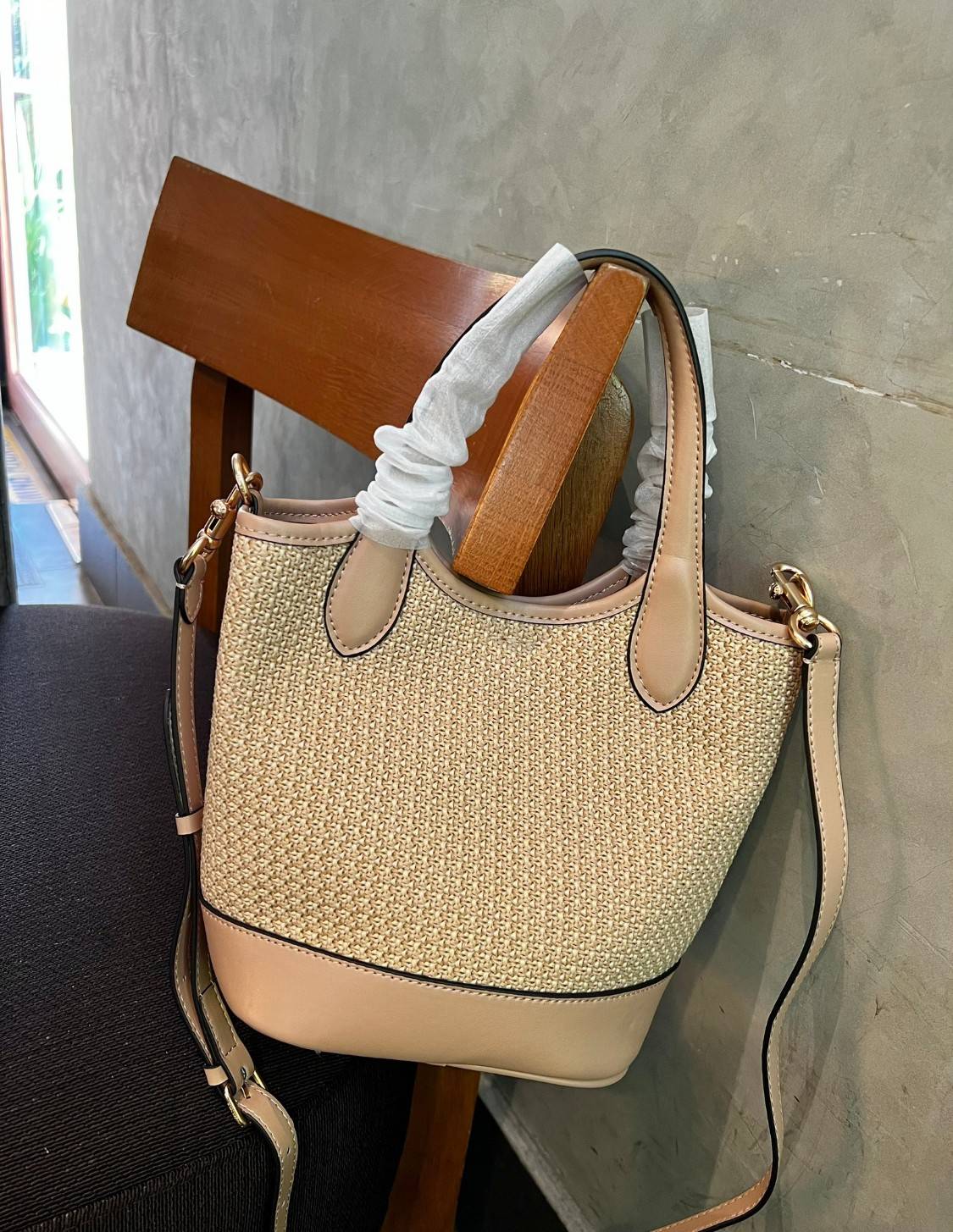 Coach Hanna Bucket Bag In Straw And Smooth Leather 7" กระเป๋าทรงถังงานทอน้ำหนักเบา จุของได้เยอะ เกรดท็อปออริ เกรดดีสุด สลับแท้ 1:1 ใช้ต่างประเทศได้