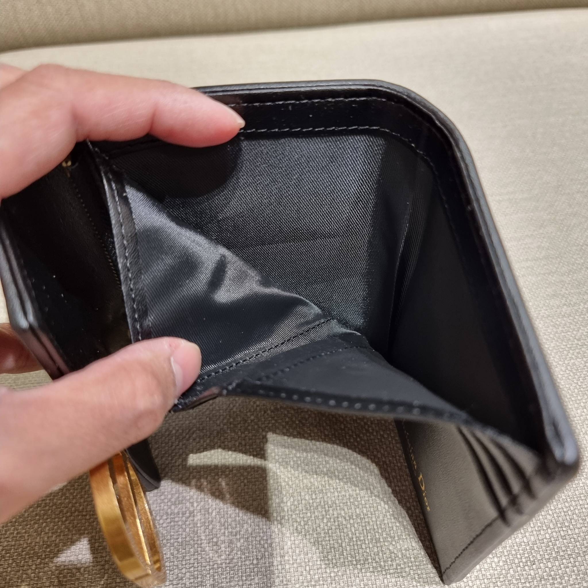 VIP 】CD TRIFOLD WALLET WITH GWP ที่สุดของความคลาสสิค กระเป๋าสตางค์ใบสั้นแบบพับ พรีเมี่ยมกิ๊ฟจากเคาน์เตอร์ วัสดุผ้าแคนวาสปักลาย สลับหนังแท้ภายใน โลโก้สีทองเหลือง สวยวินเทจ โดดเด่นเป็นเอกลักษณ์ ภายในมีช่องใส่บัตร ใส่ธนบัตร ใส่เหรียญได้ คัดมาให้แบบปังๆ ต้องจ