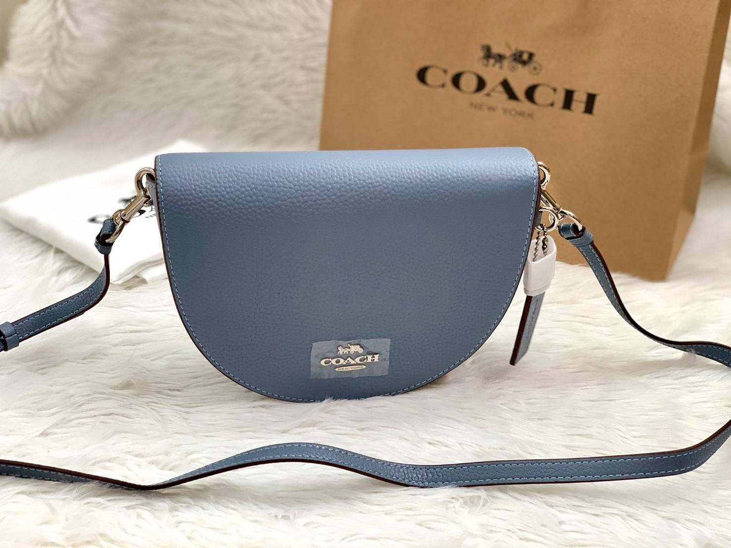 พร้อมส่งที่ไทยครบทั้ง6สีค่ะ 😘 Coach Ellen Crossbody In Signature ((C1432)) กระเป๋าทรงฮาฟมูนรูปทรงคลาสสิก ออกแบบให้มีลักษณะโค้งมน ไม่ดูเป็นทรงแข็งจนเกินไป ดีไซน์และสีของกระเป๋ายังเรียบง่าย เข้าได้กับทุกชุด สะพายครอสบอดี้ร์//สะพายข้าง หรือถือแบบคลัท