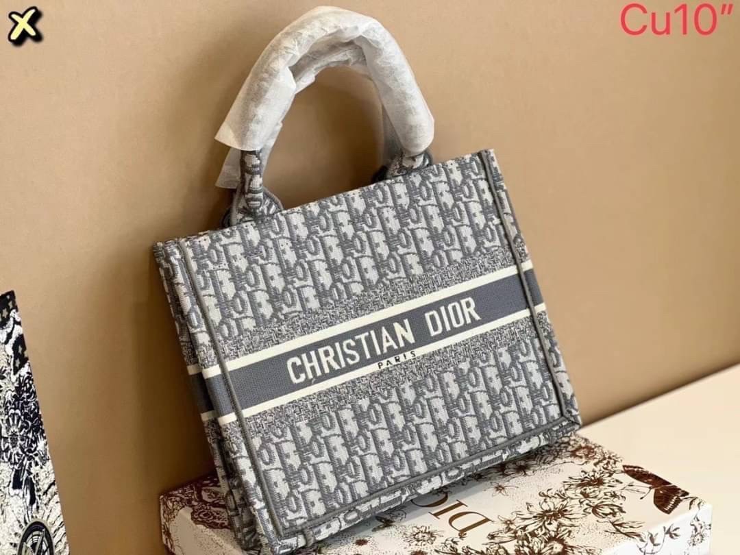 DIOR SMALL BOOK TOTE กระเป๋าสะพายทรงโท้ท สวยคลาสสิคขนาดกำลังดี พกพาสะดวก ใช้งานง่ายสุดๆ วัสดุงานทอละเอียดคุณภาพดี ภายในเป็นช่องโล่ง ใบจริงงานสวยเกินเบอร์!! สวยงามเกินราคา ไม่ผิดหวังจ้า