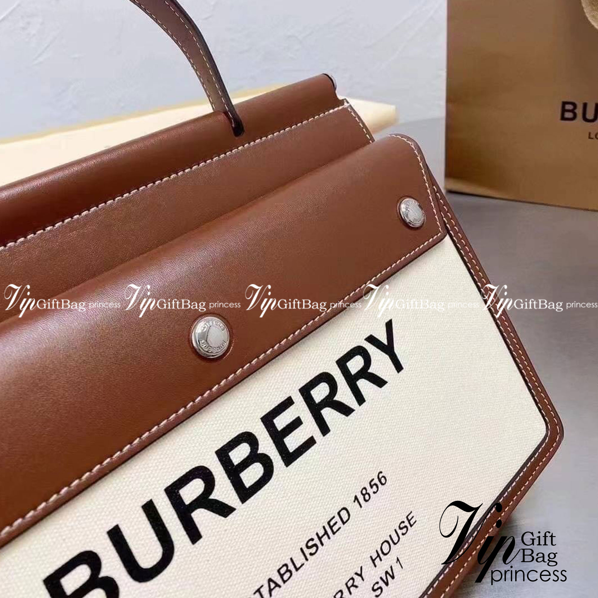 BURBERRY Horseferry Print Title Bag with Pocket Detail กระเป๋าสะพายโทนสีผู้ดี ดีต่อใจ ใบใหญ่กำลังดี จุของได้เยอะ ยิ่งใช้ หนังยิ่งสวย สายยาวถอด หยิบใช้ได้ทุกวัน ทุกโอกาสเลยคร้าาา งานจริงสวยคุ้มเกินราคา