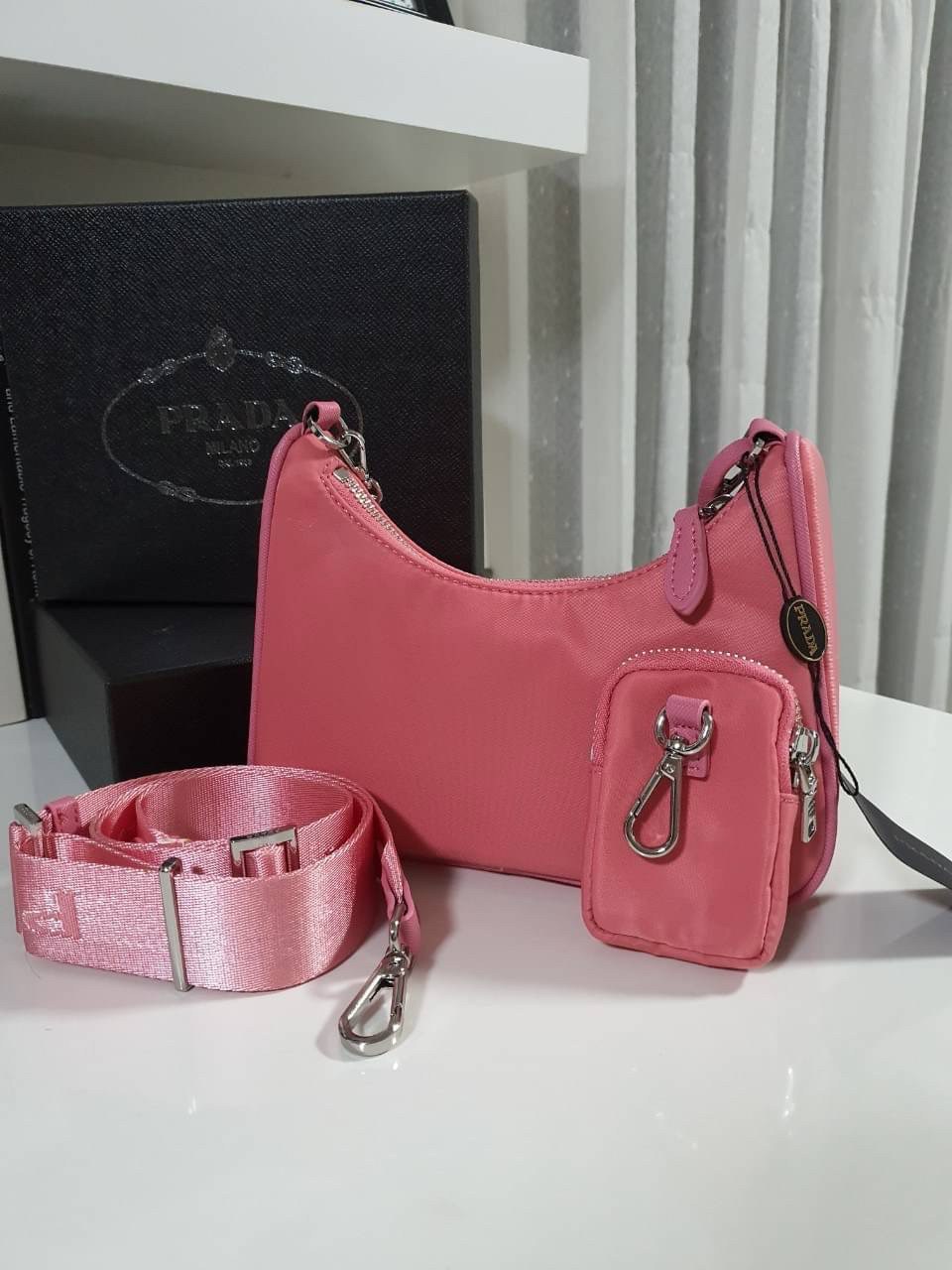 BEST SELLER!! **กำลังมาแรงมากค่ะ กับแบรนด์ PRADA ใบเดียวคุ้มมากค่ะ อุปกรณ์ ครบชุด **ซื้อ1ได้ถึง3ไอเท็ม ทั้งสายยาว และกระเป๋าใส่เหรียญ และป้ายแท็คหนัง อย่างดี **อะไหล่ปั้มแบรนด์แท้ทุกจุด วัสดุทำจากผ้า Nylon อย่างดี กันน้ำได้ อยู่ทรงสวย สามารถใส่กระเป๋าตังค