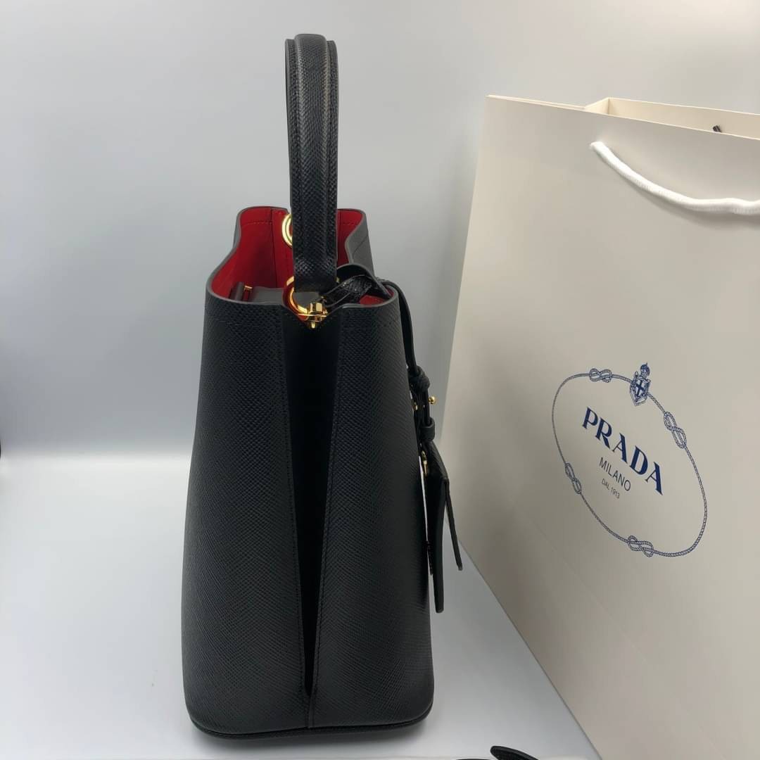 VIP 】หนังแท้ Prada Panier Bag Medium Saffiano Leather พร้อมส่งที่ไทย กระเป๋าสะพายข้างทรงบัคเก็ต จุของได้เยอะมาก เรียบแต่หรู ต้องใบนี้เลยค่าา