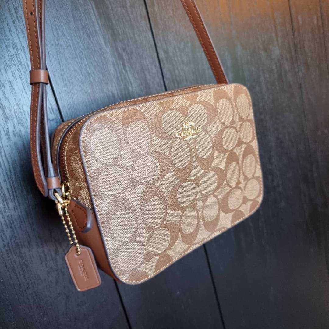 COACH 91677 MINI CAMERA BAG IN SIGNATURE CANVAS ขายดีที่สุด!! กระเป๋าสะพายข้างไซส์มินิ คลาสสิคอยู่ทรง อะไหล่ทองตัดดูหรู วัสดุหนังแคนวาสเคลือบลาย เปิด-ปิดด้วยซิป สายสะพายปรับได้ตามตัว ใบนี้แมทช์ได้ทุกลุค ใช้เป็น everyday bag ได้สบายๆเลยจ้า