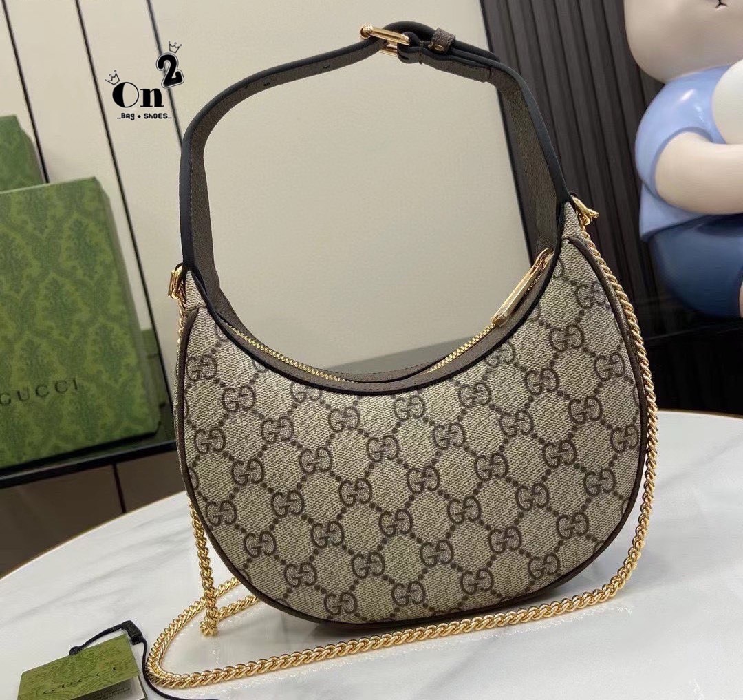 GUCCI Ophidia super mini shoulder bag กระเป๋าสะพายไหล่ทรงยอดนิยม รุ่นนี้น้องน่ารักมาก ใครที่ชอบกระเป๋าใบกะทัดรัดแนะนำใบนี้เลยค่ะ มีสายยาวโซ่ไว้สะพายข้างได้ รับไปไม่ผิดหวังค่ะ