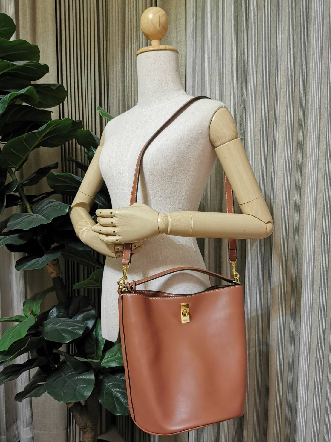 VIP 】NEW! ซื้อ1ได้ถึง2! CELINE TRIOMPHE BUCKET BAG VIP GIFT WITH PURCHASE (GWP) พรีเมี่ยมกิ๊ฟ Limited Edition จาก CELINE PERFUME DUTYFREE COUNTER วัสดุ TRIOMPHE CANVAS & CALFLEATHER ดีไซน์ทรง Bucket ใบใหญ่กำลังดี มาพร้อม Clutch ใบเล็กเข้าชุด หนังนิ่มสวยเน