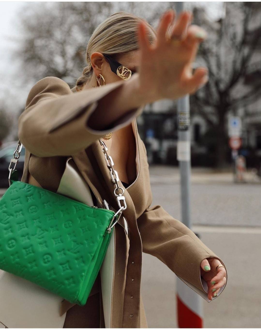 LV HANDLE POUCH MONOGRAM / LV Coussin กระเป๋าสะพายกึ่งคลัชท์ สุดล้ำ มาแรงมาก ด้วยความสวยปังตั้งแต่แรกเห็น วัสดุหนังแกะปั๊มลายสวยคม มาพร้อมสาย 2 เส้น เลิศๆ มีสายโซ่ที่มีดีเทลละเอียดไม่ซ้ำ และสายสปอร์ตครอสบอดี้ ที่จะคล้องไว้ทั้งสองเส้นก็ดีงาม หรือสลับใช้ตาม