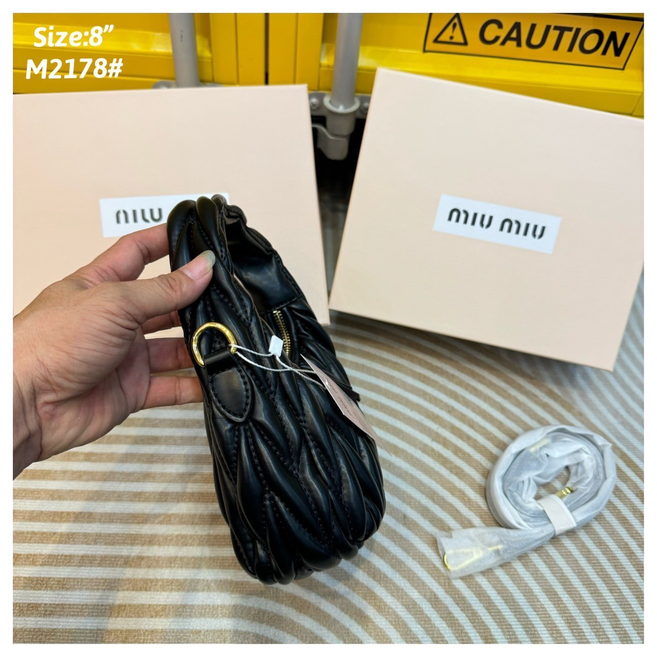 MIU MIU WANDER MATELASSÉ MINI HOBO BAG กระเป๋าถือ/กระเป๋าสะพายข้าง แบรนด์ดังจากอิตาลี ด้วยเอกลักษณ์ความโดดเด่น