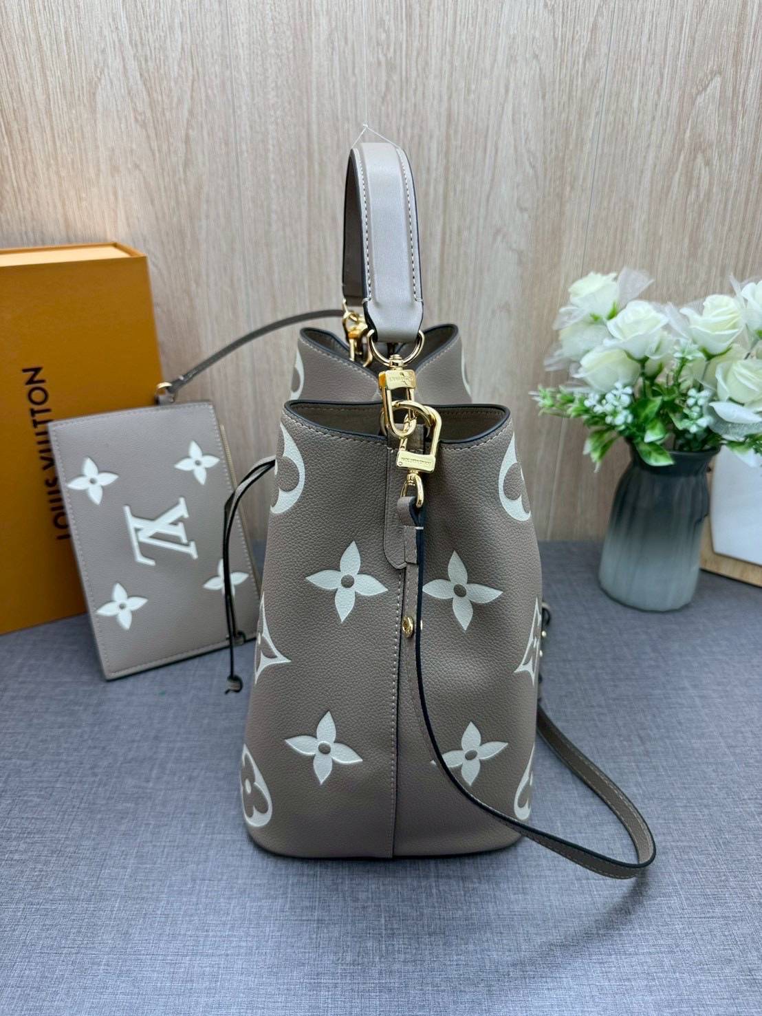 ORI หนังแท้ | LV NeoNoe MM Bucket bag Monogram Flower กระเป๋าสะพายทรงบัคเก็ต ลาย Monogram Flower โดดเด่นเพิ่มสไตล์ มีเสน่ห์ชวนหลงใหล