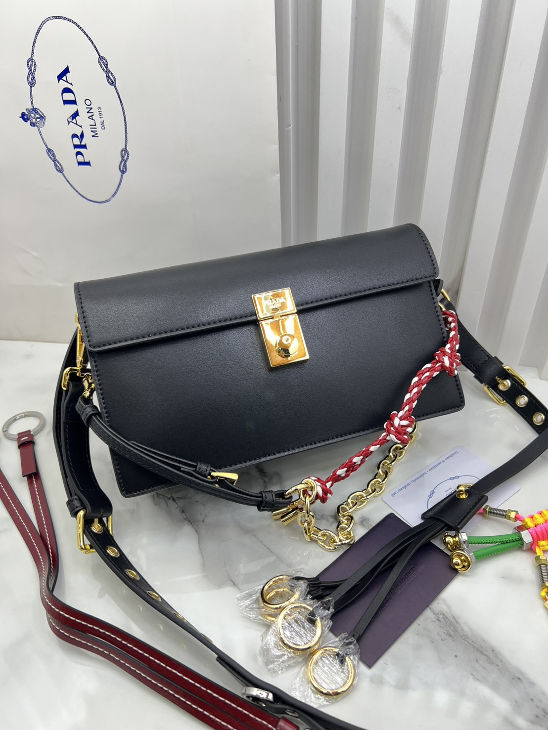 ORI หนังแท้ | 22cm Prada Soft Sound small leather shoulder bag with charms กระเป๋าสะพายทรงกล่อง รุ่นใหม่ล่าสุด มาแรงแบบเกินต้าน ด้วยดีไซน์เรียบ แต่มีกิมมิคเท่ห์ๆ ที่สายและพวงห้อยหลากสีสุดคิวท์