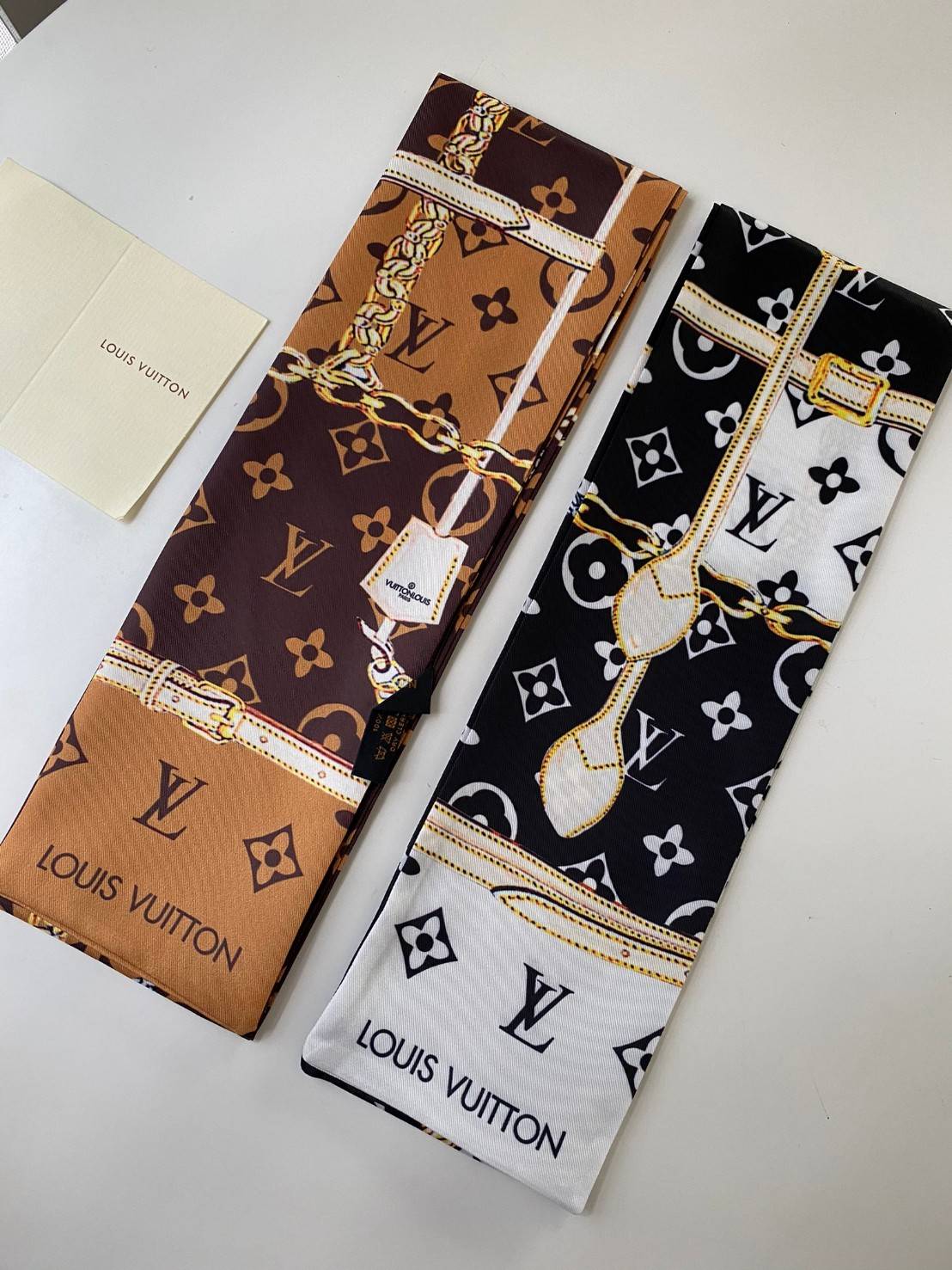 พรีเมี่ยมกิ๊ฟแท้ 100% 】พร้อมส่งที่ไทยที่นี่ที่เดียว CHANEL & LOUIS VUITTON TWILLY SCARF SILK ใช้งานได้อเนกประสงค์ หลากหลายตามไอเดีย
