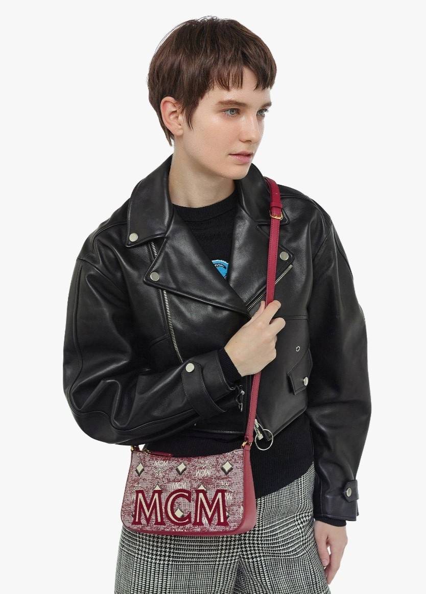 M.C.M MINI SHOULDER BAG IN VINTAGE JACQUARD MONOGRAM คอลเลคชั่นใหม่ล่าสุด โดดเด่นด้วยลายโมโนแกรม ถักทอบนผ้า woven jacquard กระเป๋าสะพายทรงพอชที่ไม่ธรรมดา มาพร้อมสายสะพายในตัว สามารถปรับใช้ได้ 2 แบบ สายยาวสะพายข้าง หรือจะนำสายเส้นกลางออกและปรับใช้สะพายไหล่